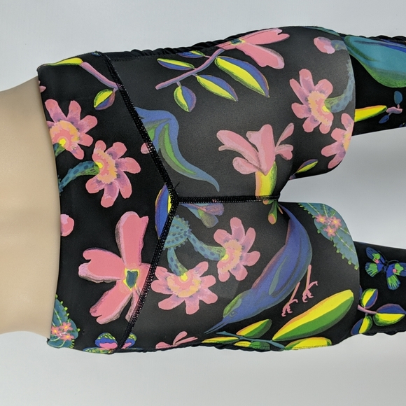 Nike Women's Tights Size Small Black Pink Green Floral Birds Ruched 3/4 Length - Picture 6 of 11